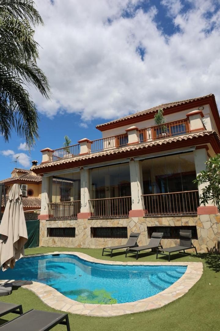 Precioso - Piscina- Garaje Privado- Jardin Ferienhaus *