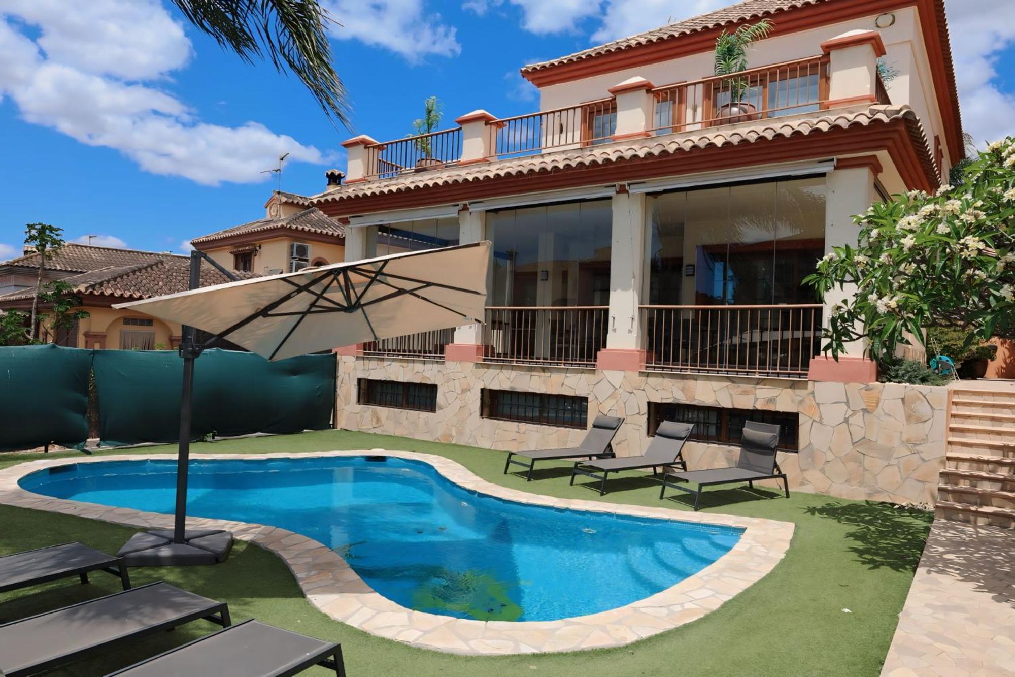 Holiday home Precioso - Piscina- Garaje Privado- Jardin *