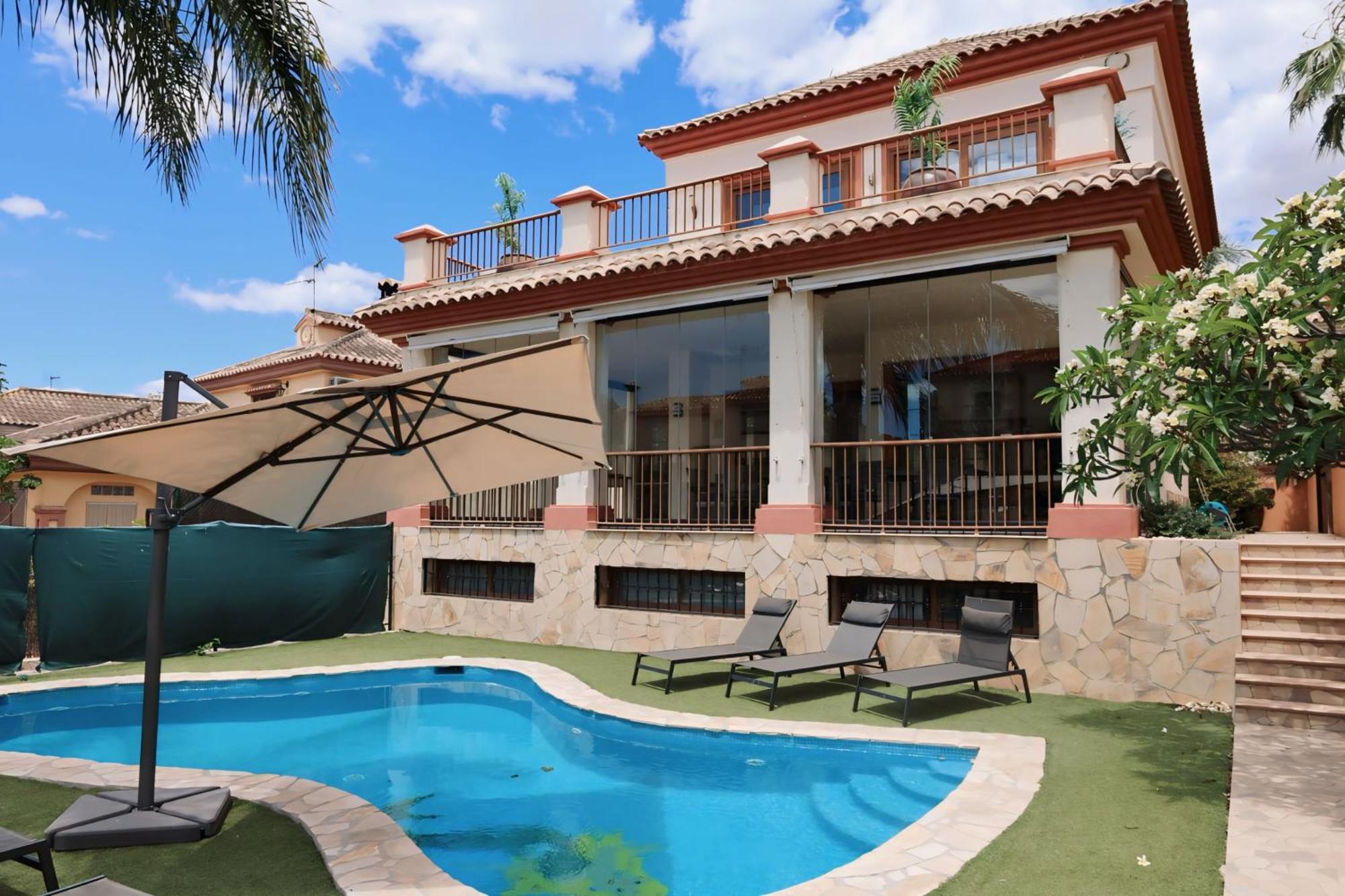 Holiday home Precioso - Piscina- Garaje Privado- Jardin *