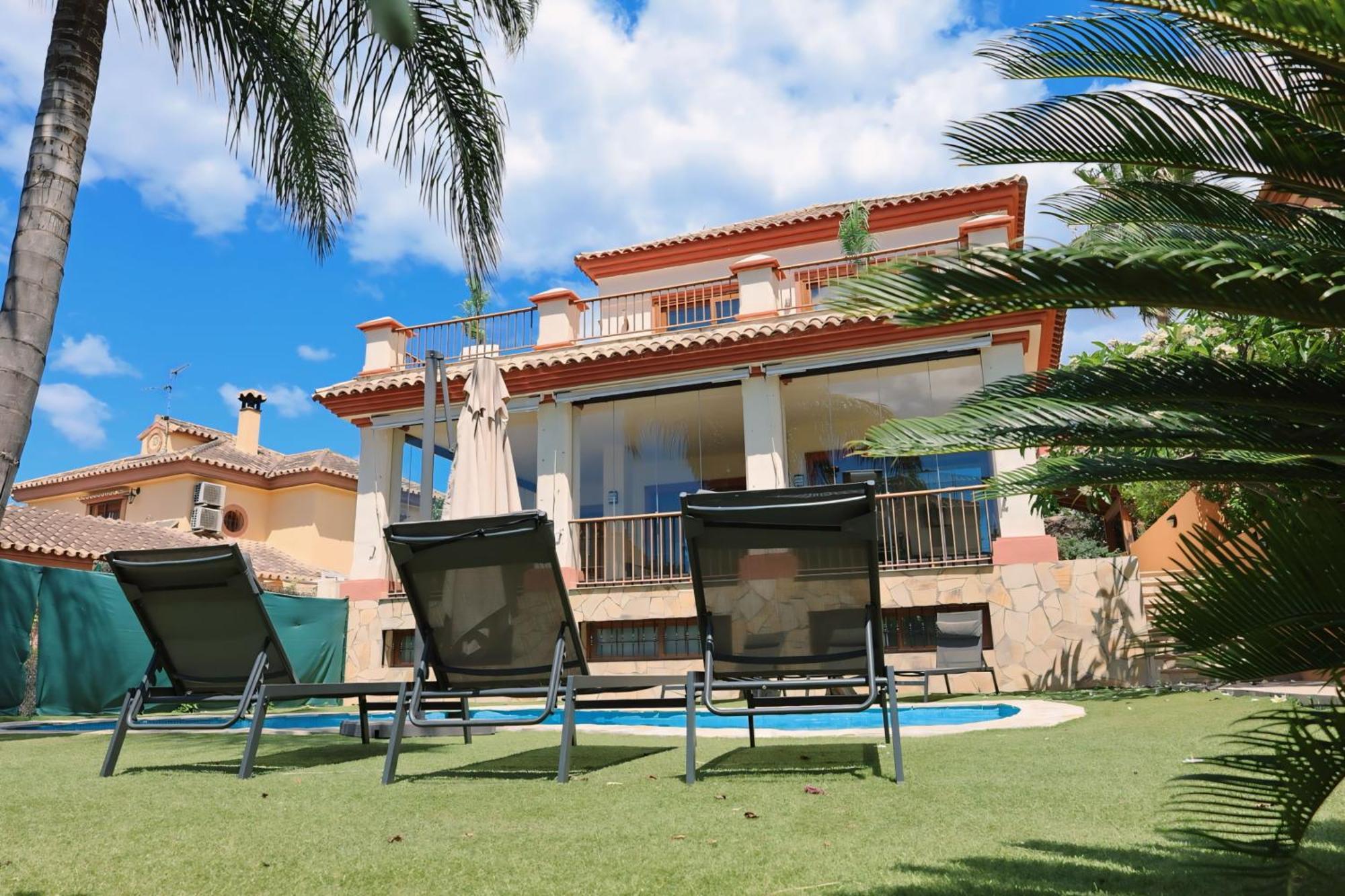 Precioso - Piscina- Garaje Privado- Jardin